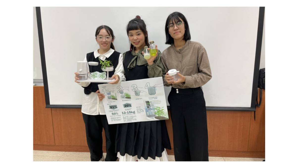 明志科技大學段言(右一)、吳佳儀(左一)、簡語捷以及胡林維廷(中)以產品「PLANTO」獲得2022奇想設計大賽「創新科技組」金獎。