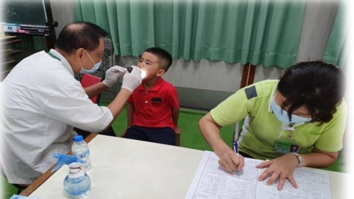 109學年度「口腔保健」優良高雄市茄萣區成功國小-牙醫師到校口腔檢查

高雄市茄萣區成功國小獲得109學年度口腔保健的優良學校。成功國小107學年度學生齲齒率偏高，透過全校師生通力合作並邀集校外專業人士協助，推動六大口腔健康保健措施：加强口腔保健教育、推行餐後潔牙、執行含氟漱口水、追蹤同學們的口腔健康、專業人士來校宣導並將口腔保健觀念融入課程及活動、期末獎勵等。此外，硬體也配合理念，每層樓均設飲水機方便學生們多喝白開水，也無需另帶飲料和零食到校，108學年度全體學生齲齒率成功減半，成功國小推動口腔保健策略成功改善了同學們的口腔健康狀況，而且會持續推動，同學們的口腔保健會越做越好。

採訪：高雄市茄萣區成功國小蘇建洲校長、劉淑瑛學務主任、
              六孝王圓媗同學