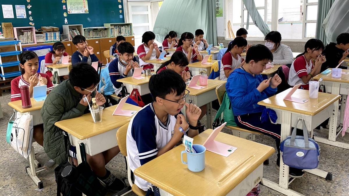 109學年度「口腔保健」優良高雄市茄萣區成功國小-高年級使用牙線潔牙