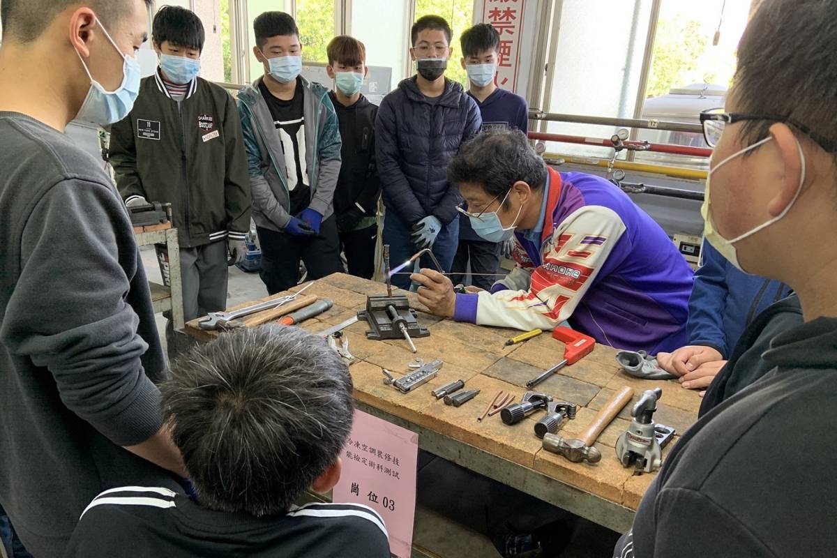 沈志秋帶領學生進行冷凍空調裝修技能檢定術科測試