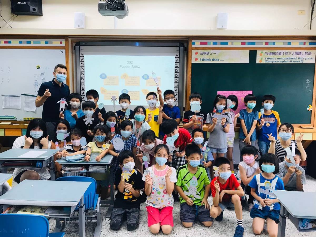 文昌國小四年級的雙語美術與英語閱讀跨域，學生自編劇本、自製手偶演出英語手偶戲