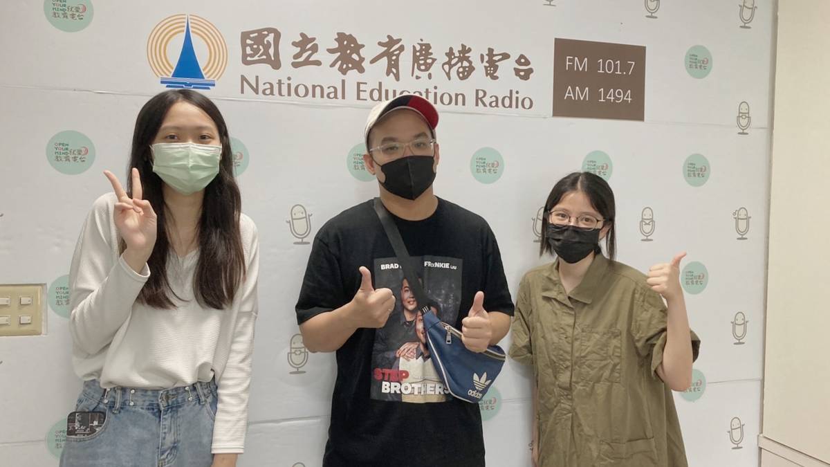 由左至右：阿美、陶逸群、立雅