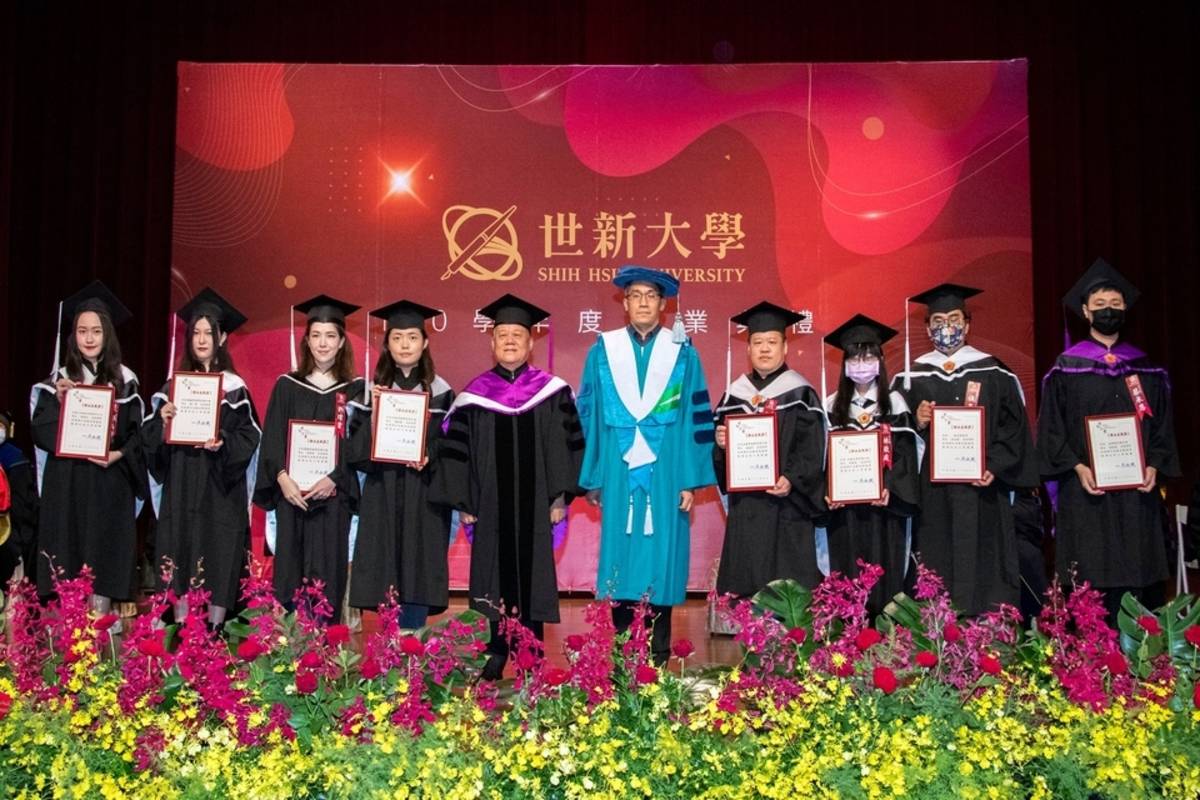 世新大學為求與疫情共存也圓滿學生求學回憶，讓全體師生與家長參與接受各方祝福 (世新大學提供)
