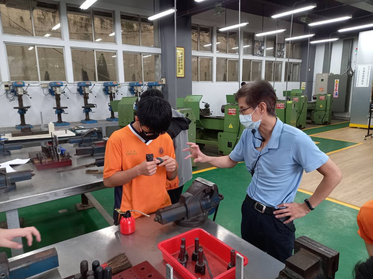 瑞芳高工機械科車床實習