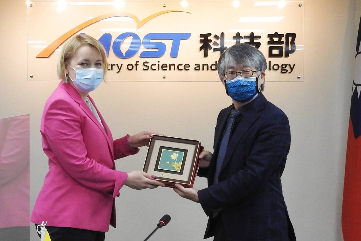 科技部林敏聰次長(右)代表致贈紀念品與立陶宛經濟及創新部政務次長尤菲塔．內琉嫻娜女士