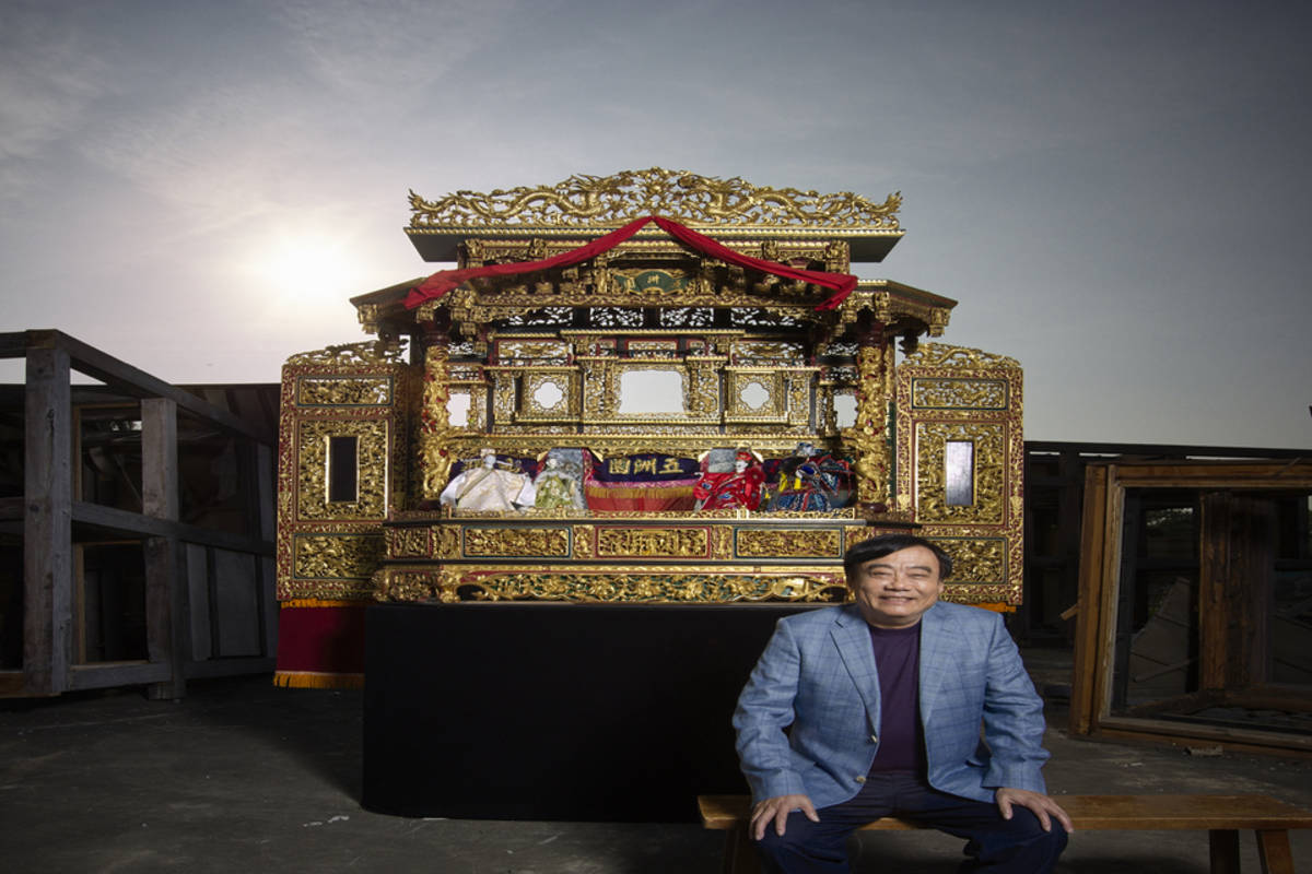 黃文擇先生任霹靂國際多媒體副董事長期間，與五洲園戲台合影（霹靂國際多媒體提供）