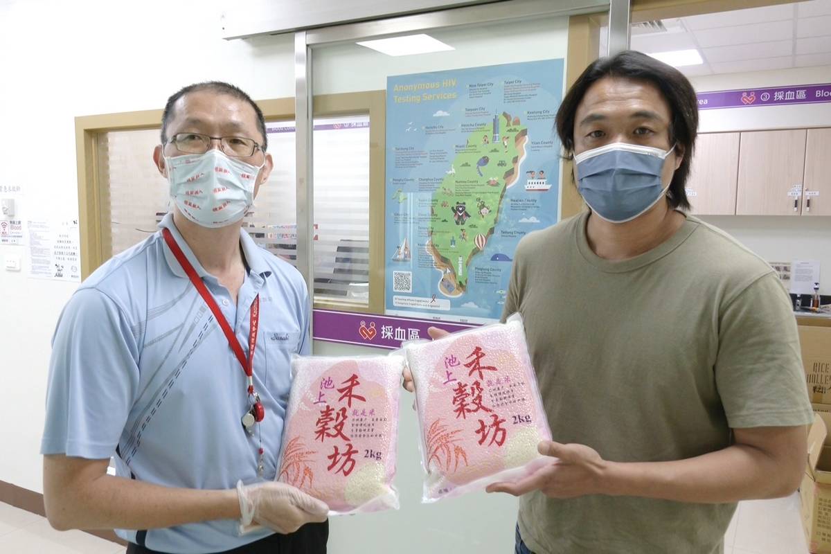 池上青農魏瑞廷(右)贊助100包2公斤裝的池上一等米，鼓勵民眾踴躍捐血，由臺東捐血站長江宜勳(左)代表接受。