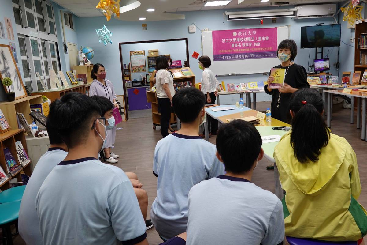 女書店宋順蓮董事長跟同學介紹書籍
