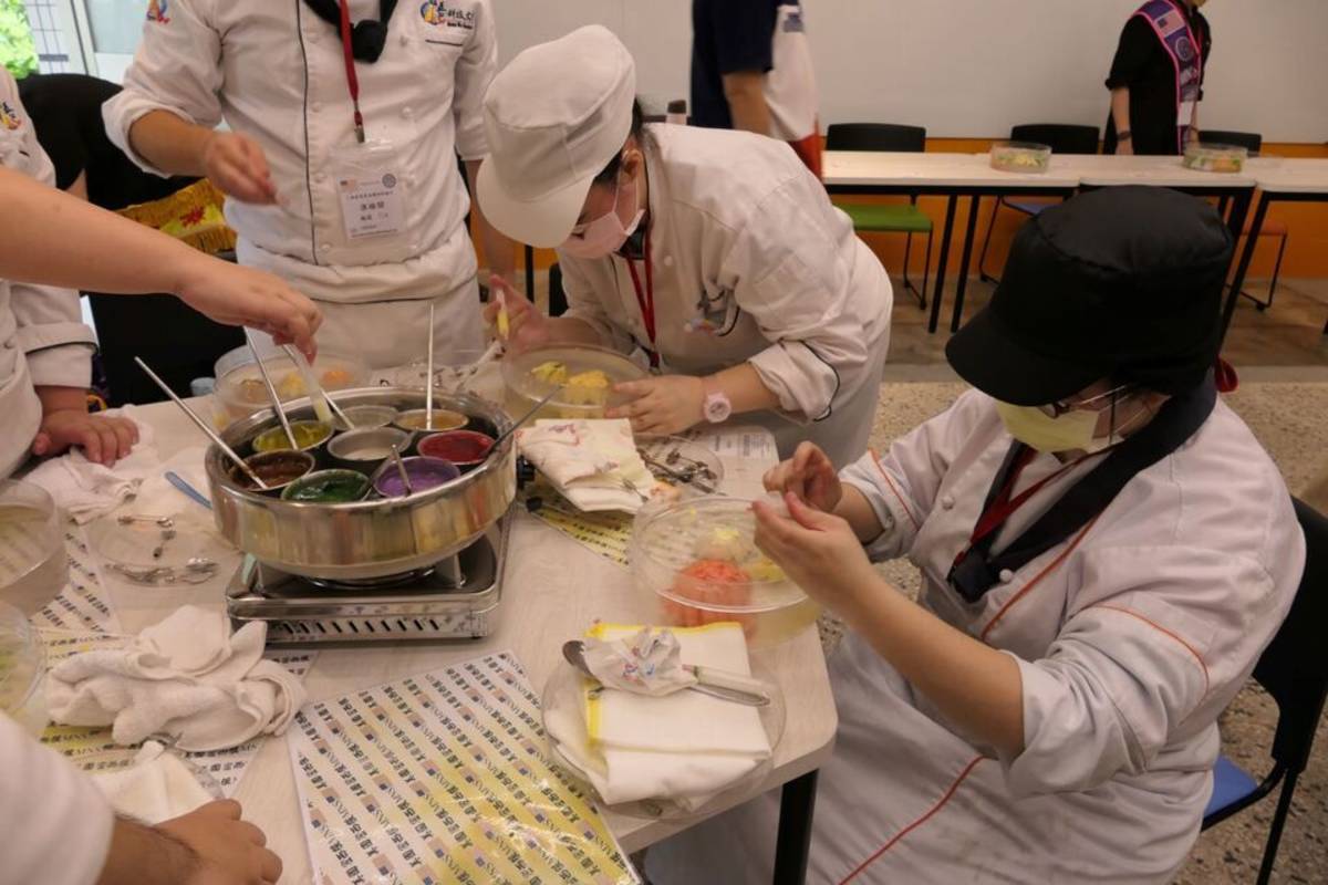 醒吾科大餐旅系黃俞文(圖右)及黃俞斐各自專注果凍花製作 (醒吾科大提供)