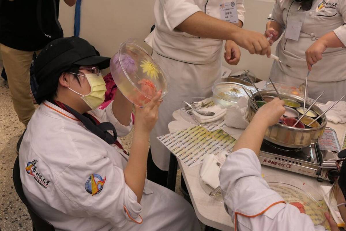 醒吾科大餐旅系黃俞文，僅用30分鐘就完成果凍花並不斷仔細檢視 (醒吾科大提供)