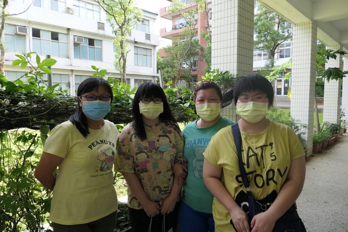 醒吾科大餐旅系特教生黃俞文(右起)與媽媽黃慧珍、妹妹黃俞斐及諮輔中心輔導員林 (醒吾科大提供)