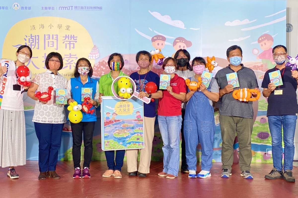 海科館館長陳素芬(左4)、市議員呂美玲(左3)、西定國小校長陳立國(右1)與作者群合影。
