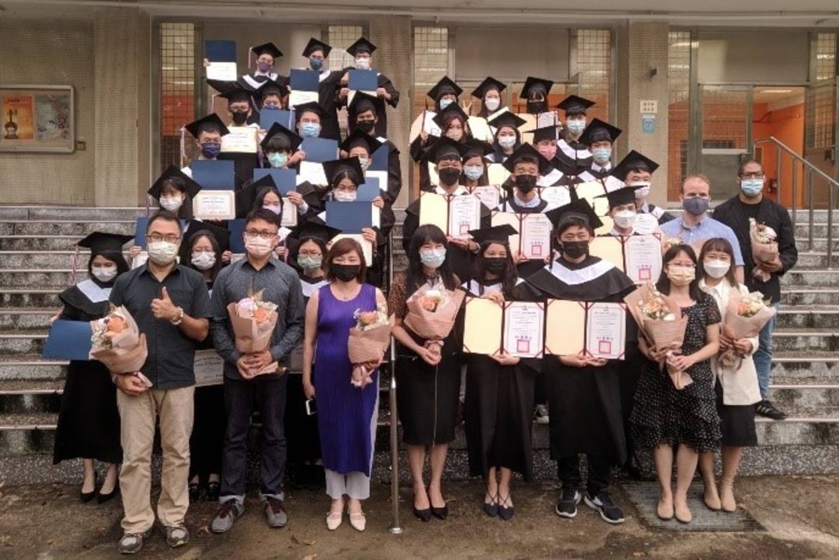 臺北市中正高中雙軌國際課程學生畢業合照