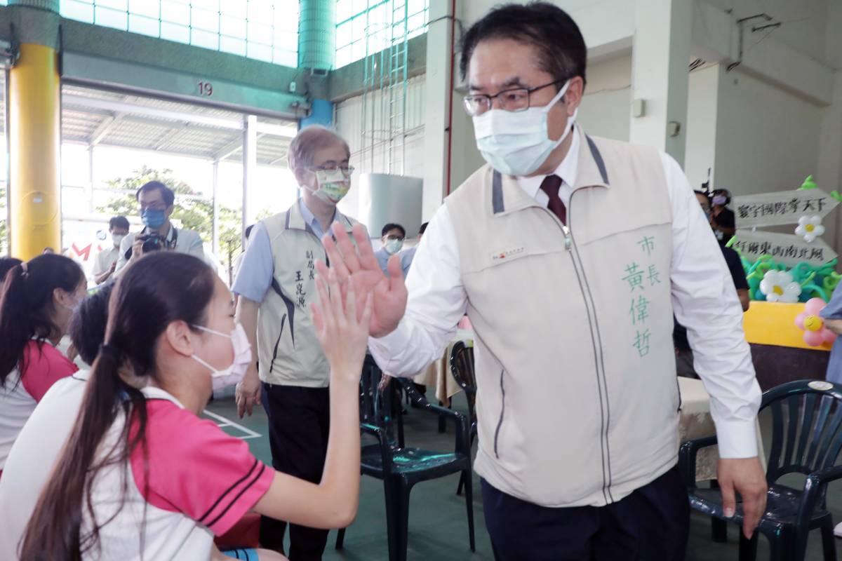 黃偉哲市長參加崇明國小畢典 感謝全市師生為防疫的努力