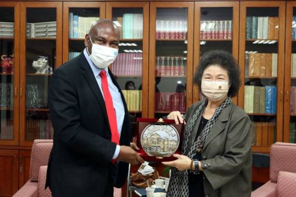 監察院長陳菊(右)接見聖露西亞駐臺大使路易斯並致贈院景銅盤