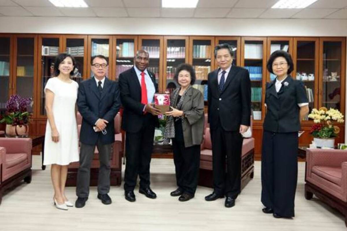 本次拜會由監察院長陳菊率同副院長李鴻鈞、監察委員林盛豐、葉宜津及秘書長朱富美等陪同接見路易斯大使