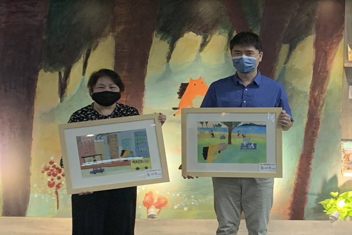 國臺圖館長李秀鳳(左)、劉旭恭老師與繪本原畫合影