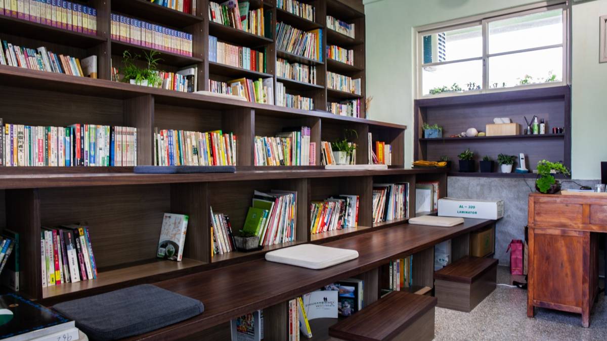 愛看書的五位創辦人也在民宿內打造了小小圖書館(圖片來源：小花園夢想生活家粉絲團)