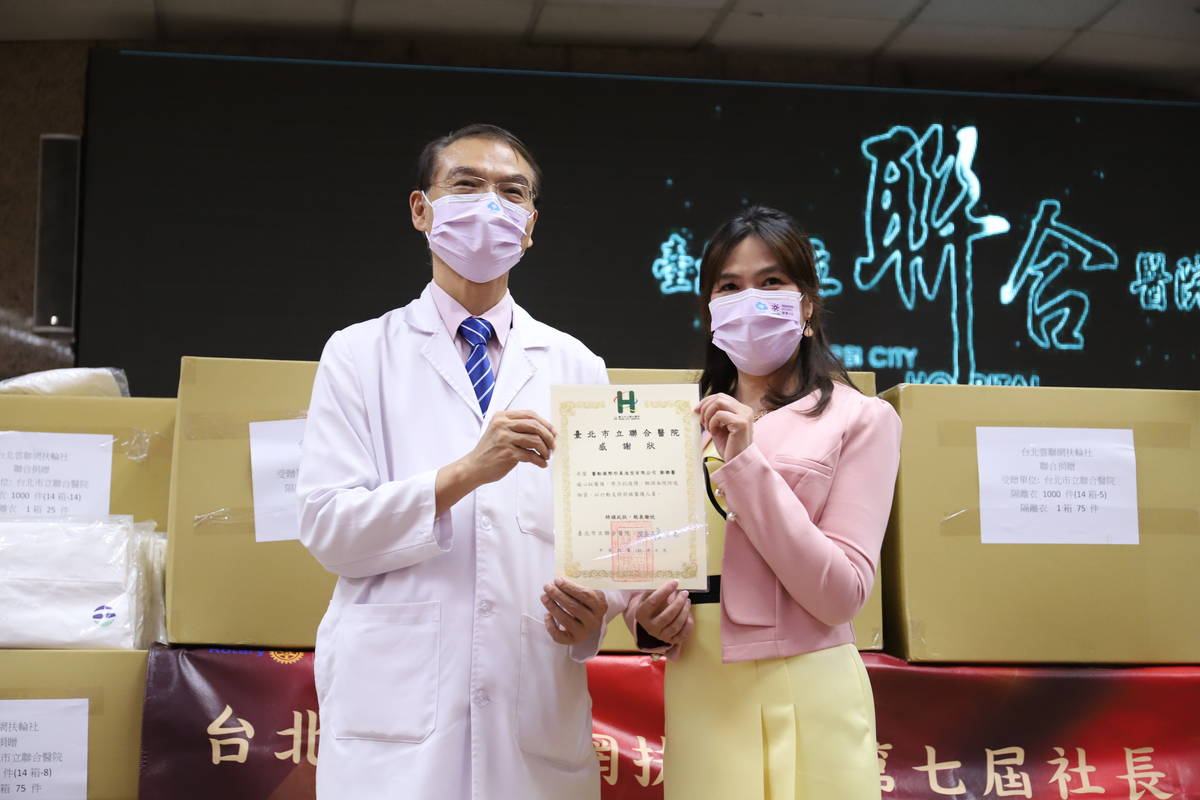 北市聯醫總院長璩大成(左)頒贈感謝狀給臺北市雲聯網扶輪社 (醒吾科大提供)