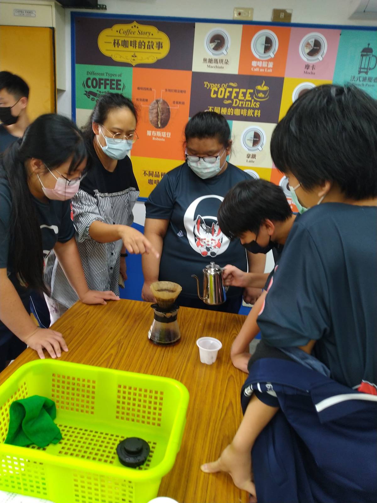 三民國中老師帶領學生探究影響一杯好喝咖啡的各種因素，包含沖泡器具、咖啡豆、沖泡