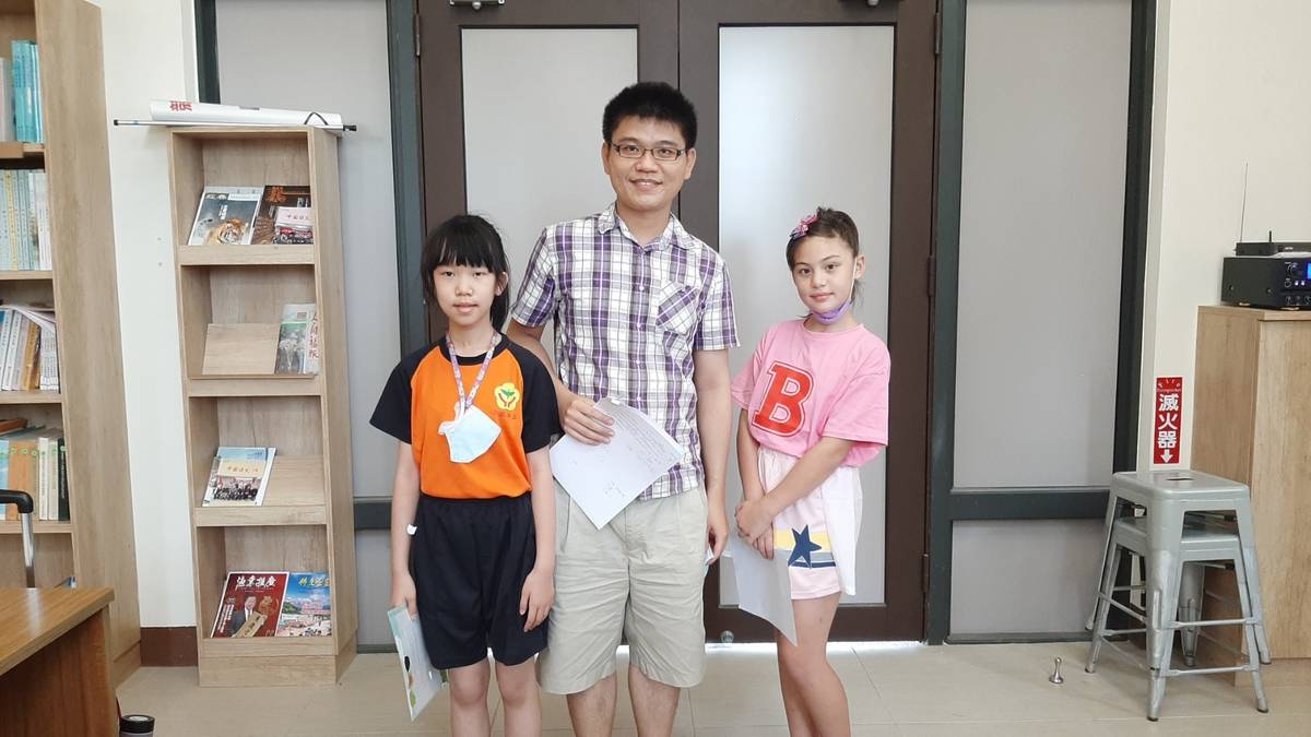 （左起）土庫國小學生高承鈺、音樂教師劉育銘、學生黃酈薇
