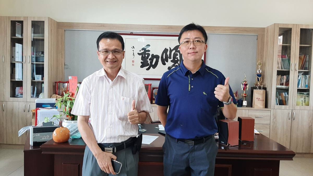 （左起）土庫國小校長關勝周、教務主任廖明政