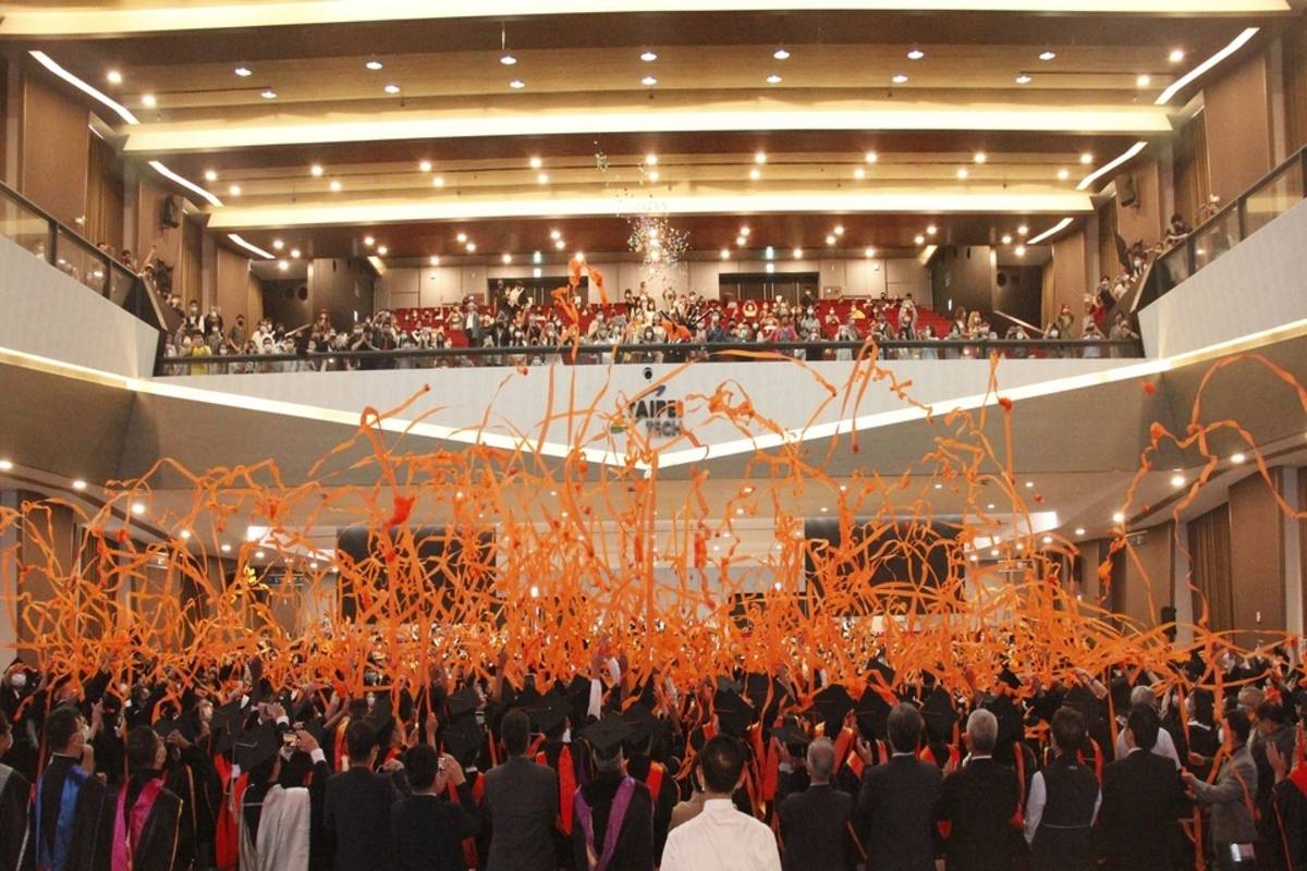 北科大110學年度畢典拋出祝福彩帶，歡送畢業生（攝影：洪錫範） (北科大提供)