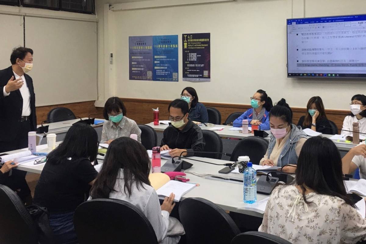 全國首創技職雙語學分班好評再加碼 暑假開3班培育90位專業雙語師資，圖為戴建耘教授授課