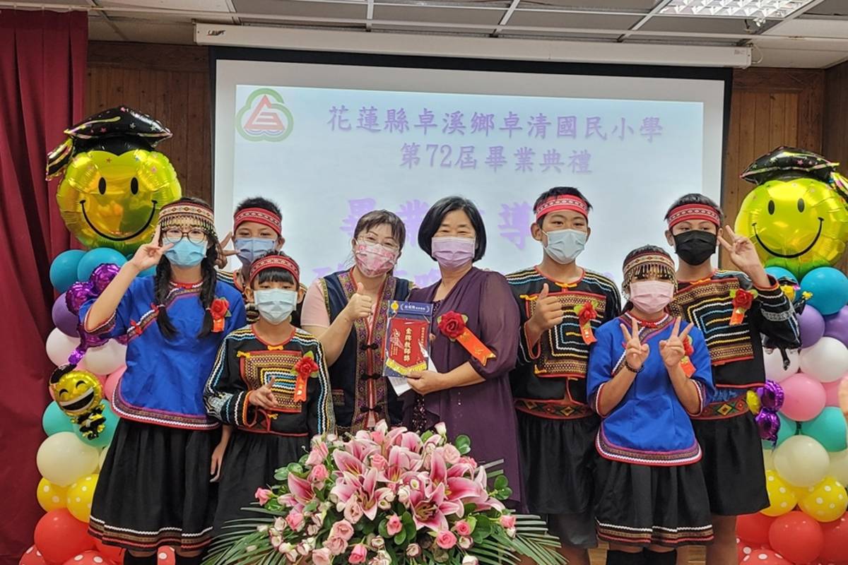 校長與導師及畢業生合照