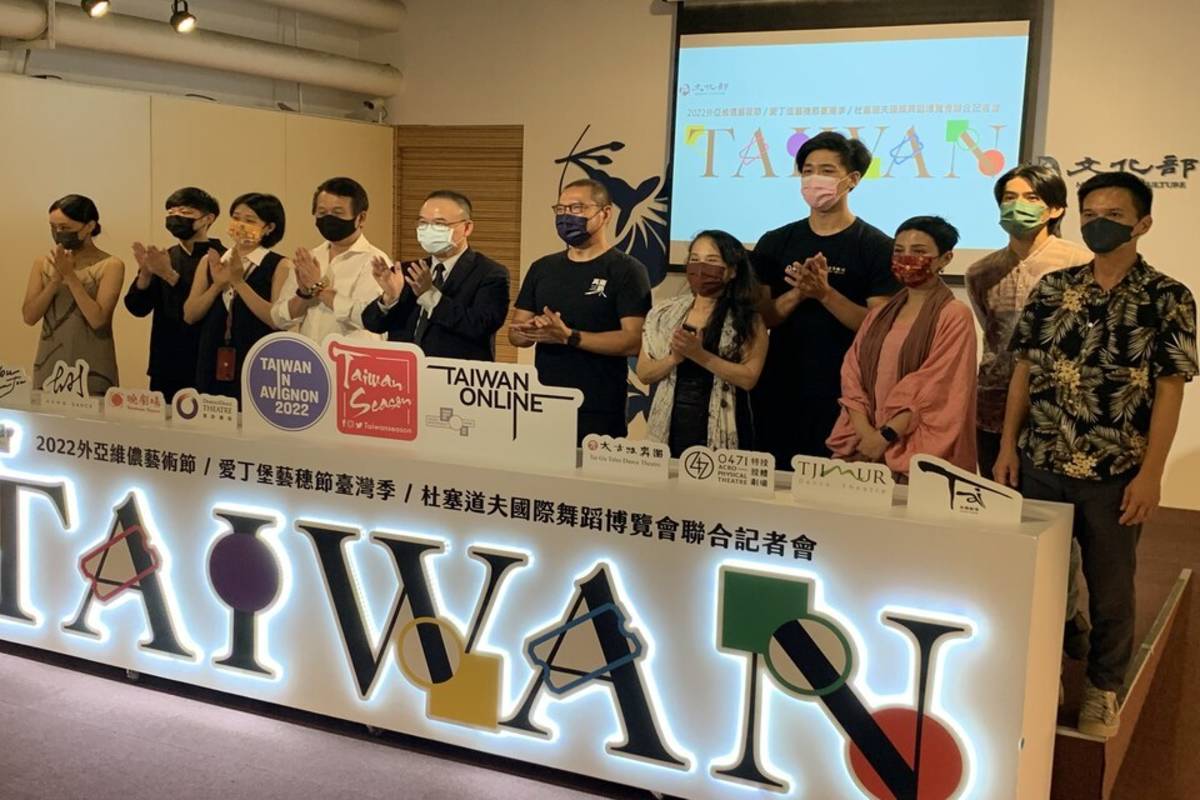 文化部政務次長蕭宗煌(中)與獲選團隊代表進行點亮臺灣儀式