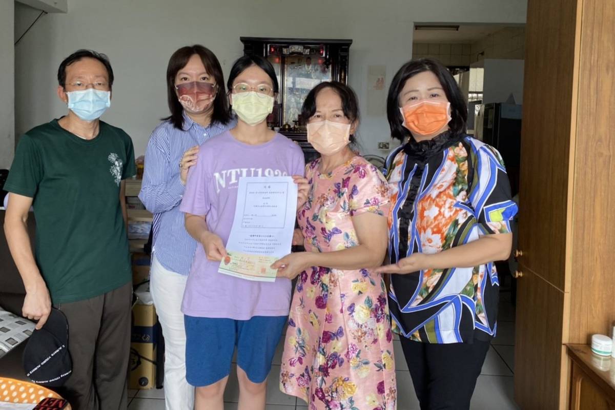 中山女高吳麗卿校長、家長會何維德會長及代表探視楊同學