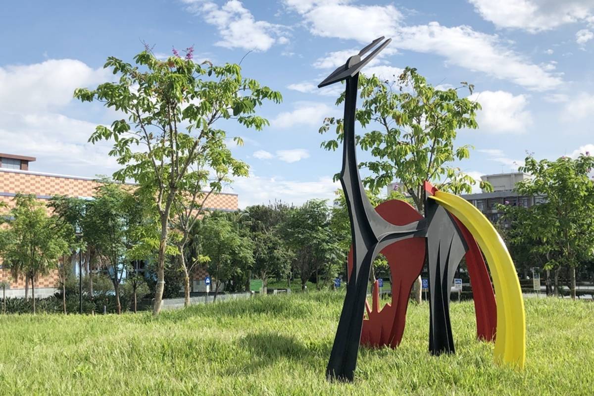 臺灣女性藝術協會理事長賴純純的作品《跳舞的鹿》佇立草坡上，象徵以500年前福爾摩沙島上鹿群自由、奔放的生命力，迎新每一位到館的民眾。