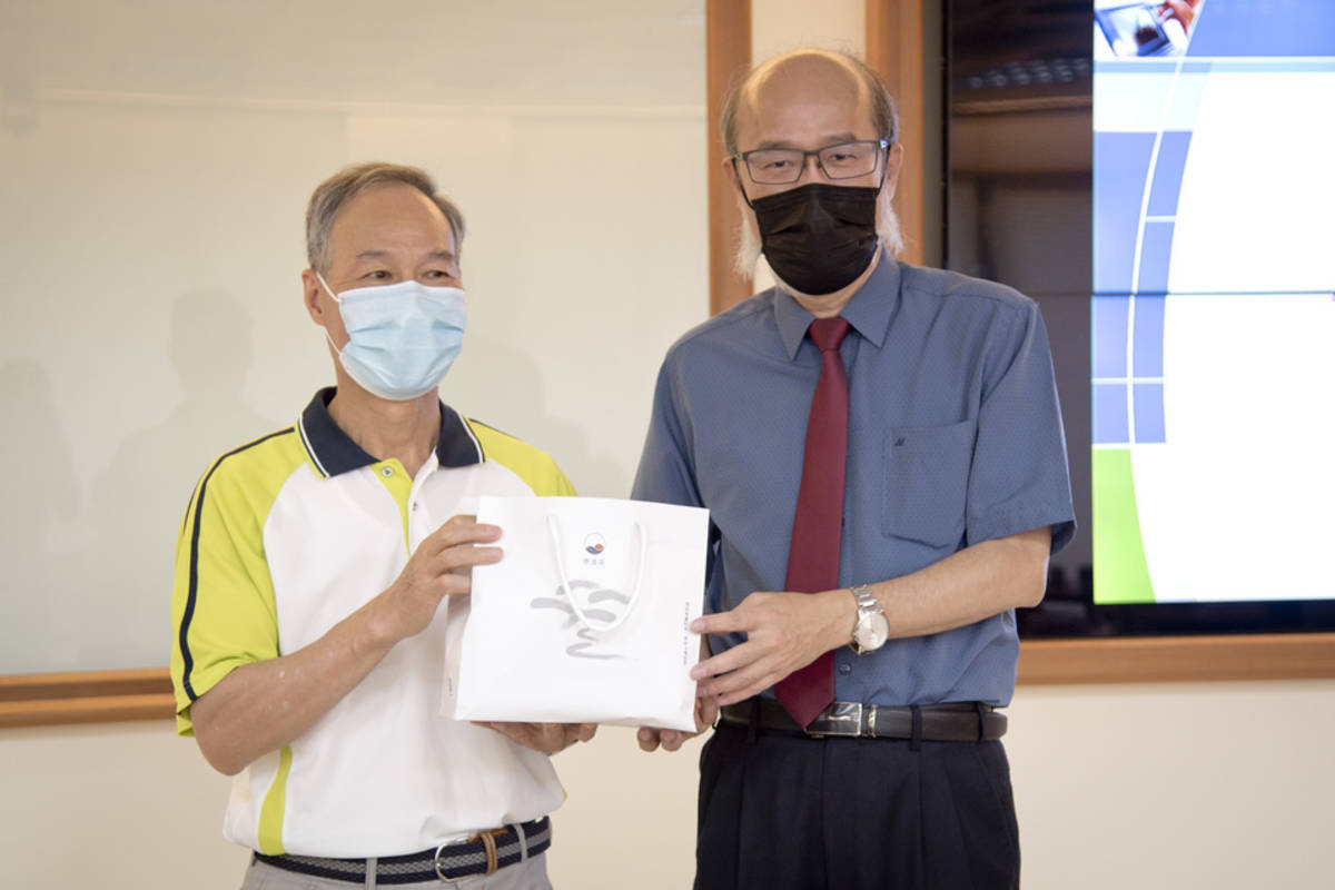 新北市高中職校長團參訪華梵大學，林從一校長（右）特別致贈紀念品，由林口高中高栢鈴校長代表受贈 (華梵大學提供)