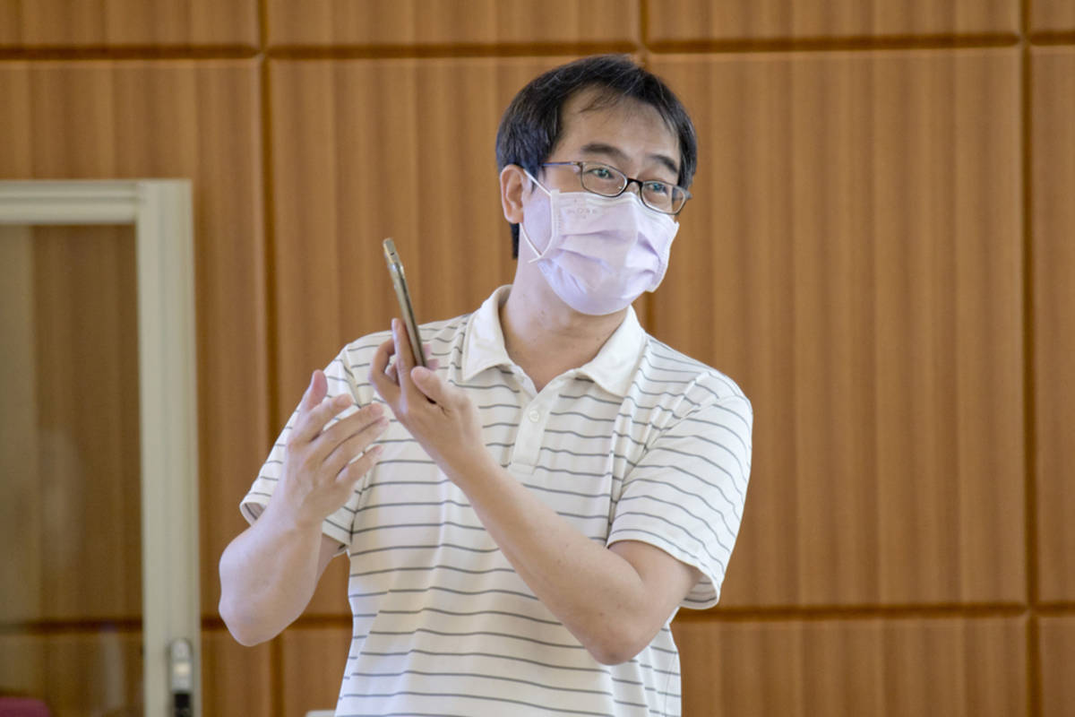 華梵大學智慧生活科技學院嚴建和院長以智慧型手機展示AI人工智慧 (華梵大學提供)