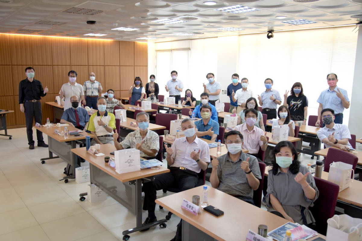 新北市公立高中職校長與主任在華梵大學合影 (華梵大學提供)