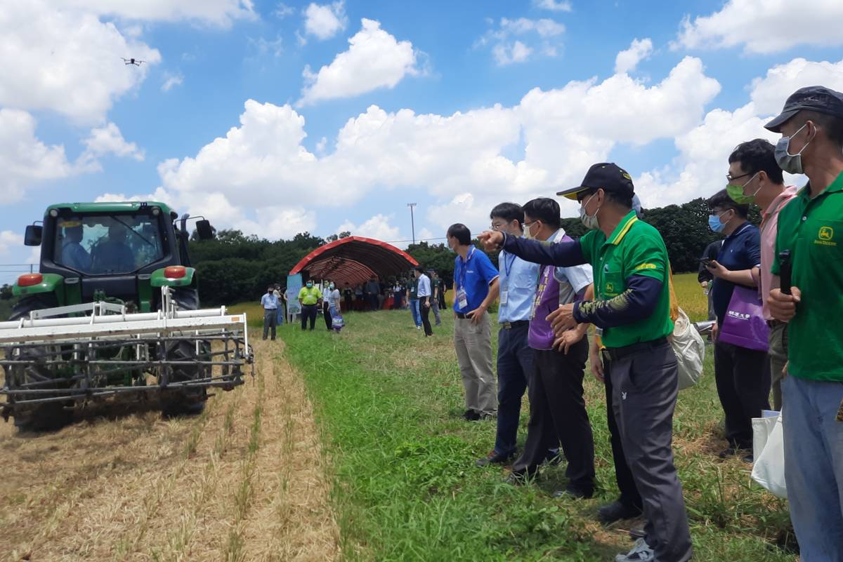 觀摩會中展示了自動定位與自動駕駛曳引機(圖片來源：明道大學提供)