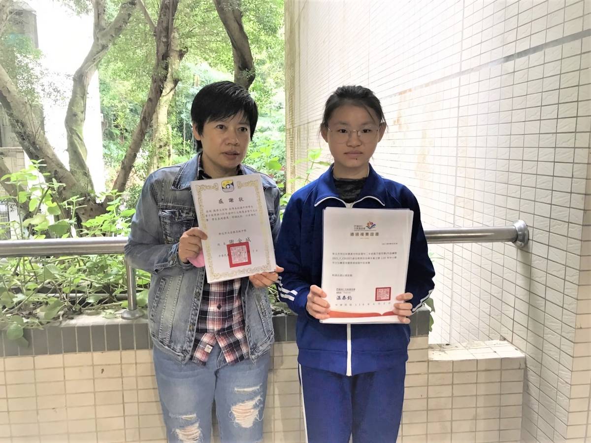 安康高中國中部黃于宸同學，透過公立優先免試管道選擇該校高中部就讀，左為導師蘇惟文