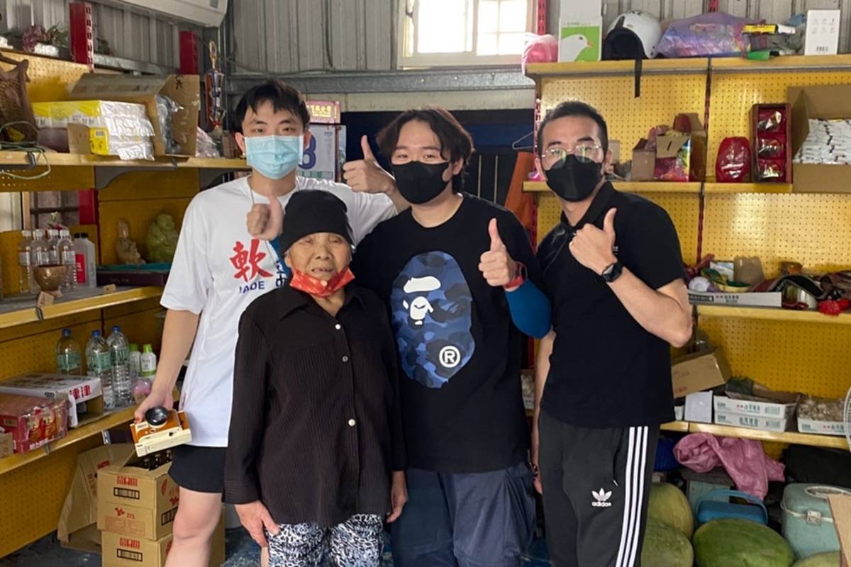 團隊與阿嬤合影(左起劉子霈、林秀蘭阿嬤、何品濂、李旻佑)