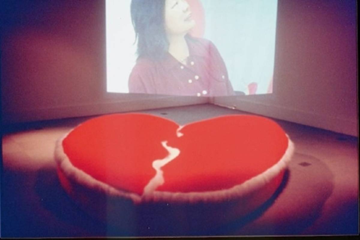 作品「心靈被單」由藝術家吳瑪悧帶領婦女新知協會「玩布工作坊」共同創作。