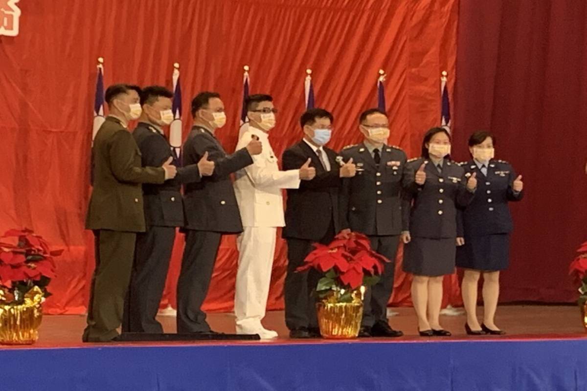 教育部長潘文忠(右4)與晉任上校的軍訓教官們合影