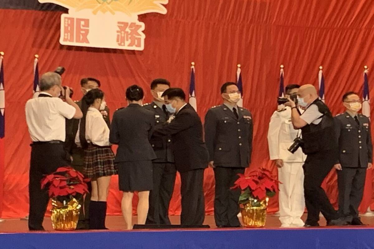 教育部長潘文忠為晉任軍訓教官授階