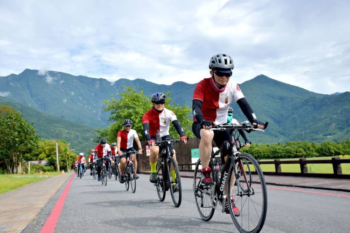 臺師大百年校慶鐵騎環島車隊由校長吳正己率領百位師生學生，從西部至東路行經17縣市完成壯舉 (臺師大提供)