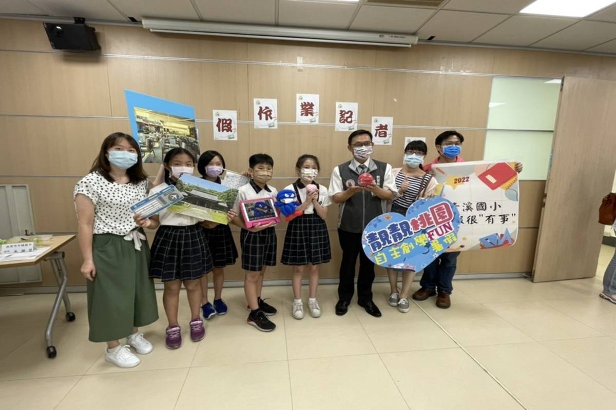 青溪國小師生與林明裕局長合影 (桃園市教育局提供)
