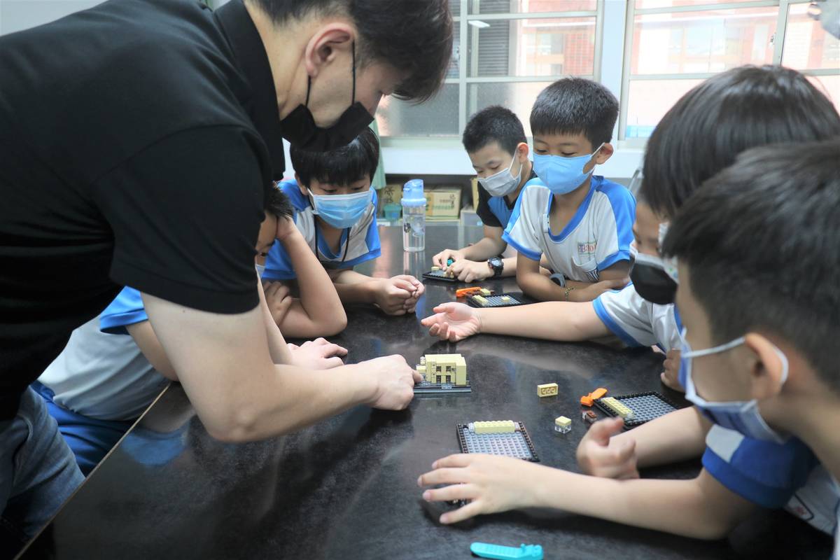樂高達人達達老師帶領後埔國小學生組裝小型市定古蹟板橋放送所模型