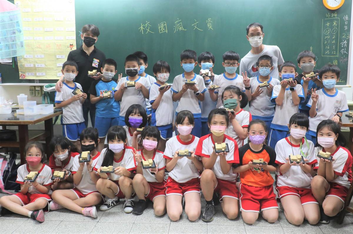 後埔國小師生展示組裝市定古蹟板橋放送所小模型