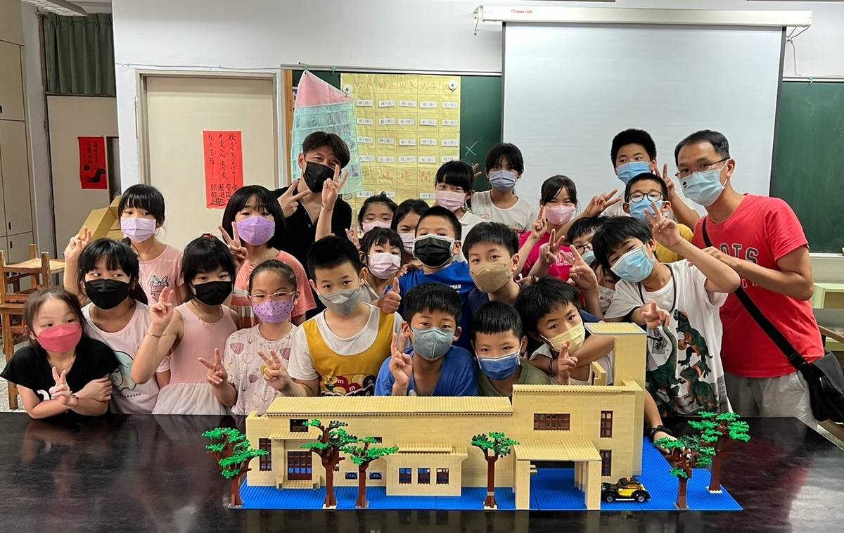 後埔國小師生與樂高達人達達老師合力創作市定古蹟板橋放送所的大型樂高模型