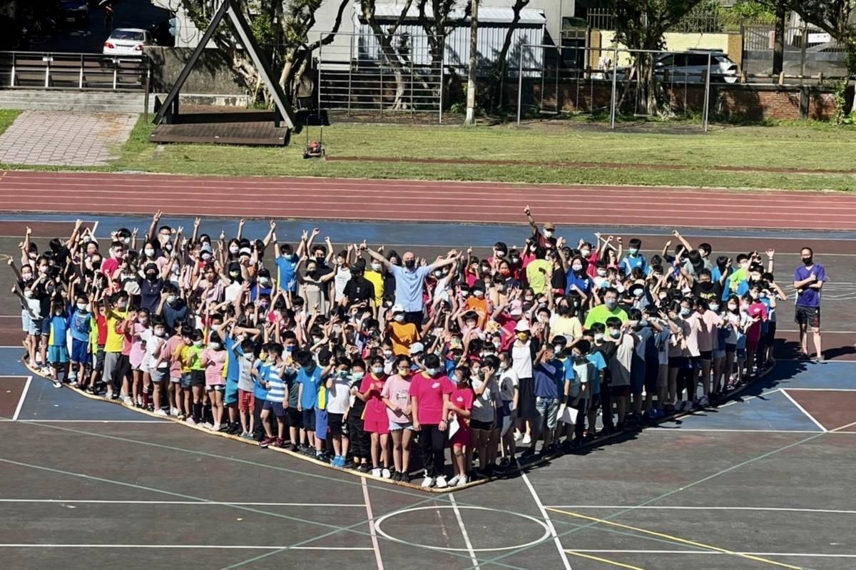 萬里國小「20年舊操場畢業」，學生塗鴉告別