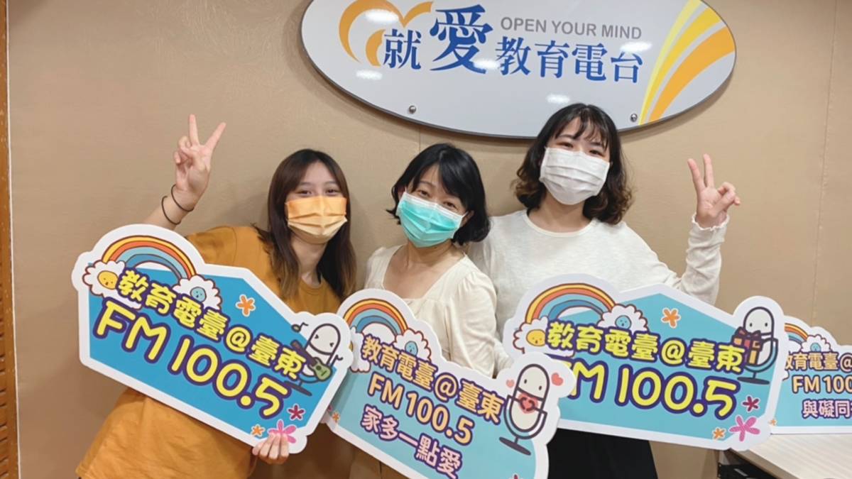張靜文老師(中)、陳佳瑩同學(左)、顏培涵同學