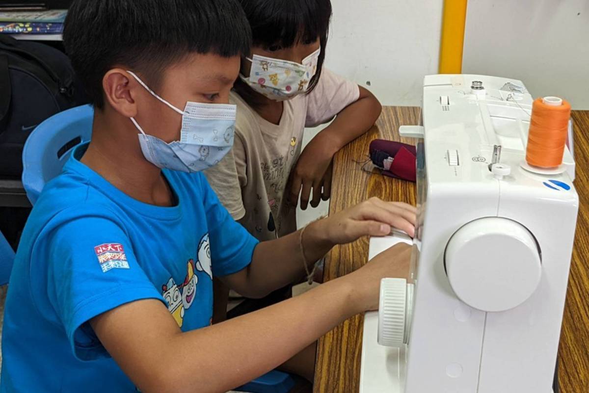 學童操作縫衣機