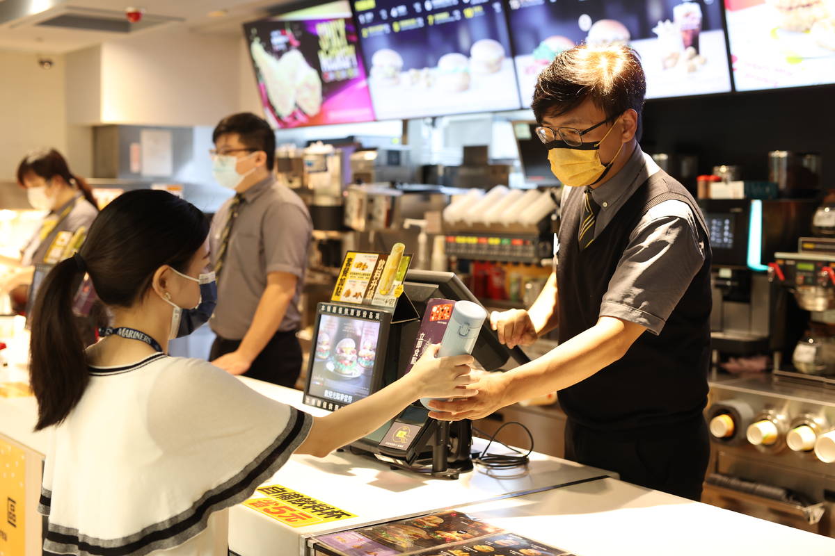 臺北市自備環保杯享至少5元優惠，7/1起四大連鎖業者正式上路